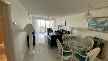 Televisión, reproductor de DVD y libros