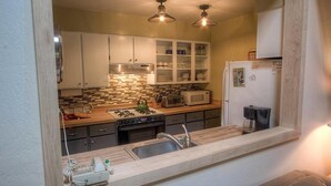 Appart'hôtel, plusieurs lits, cheminée, vue piscine | Cuisine privée | Cafetière/bouilloire, réfrigérateur, micro-ondes, plaque de cuisson