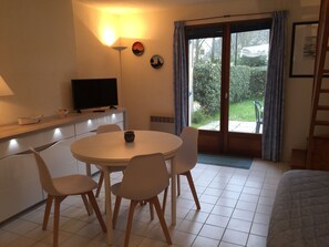 Dining - little house by the sea (Piriac-sur-Mer)