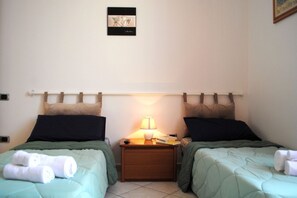 3 habitaciones, tabla de planchar con plancha, wifi y ropa de cama 