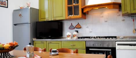 Frigorifero, microonde, forno, piano cottura