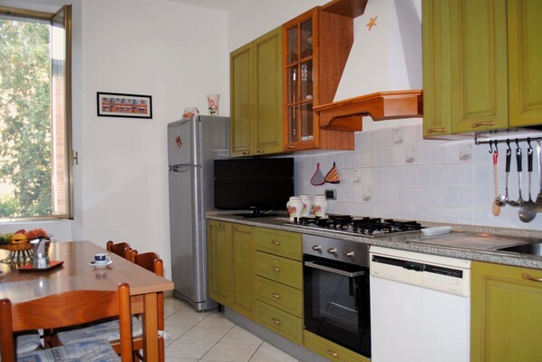 ثلاجة، ميكروويف، فرن، موقد طهي مسطح