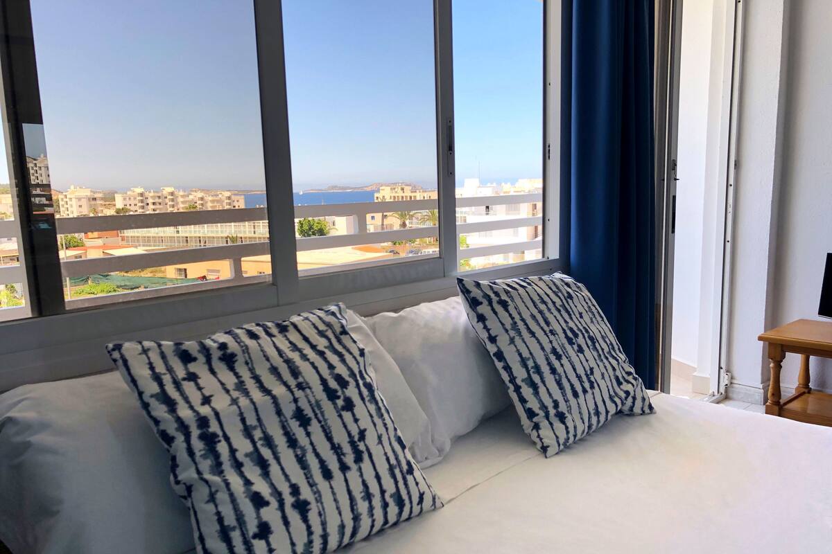 In-room safe, free WiFi, bed sheets