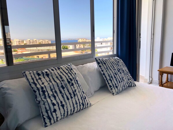 In-room safe, free WiFi, bed sheets - Aparthotel Flats Friends Tropicana (Sant Josep de sa Talaia)