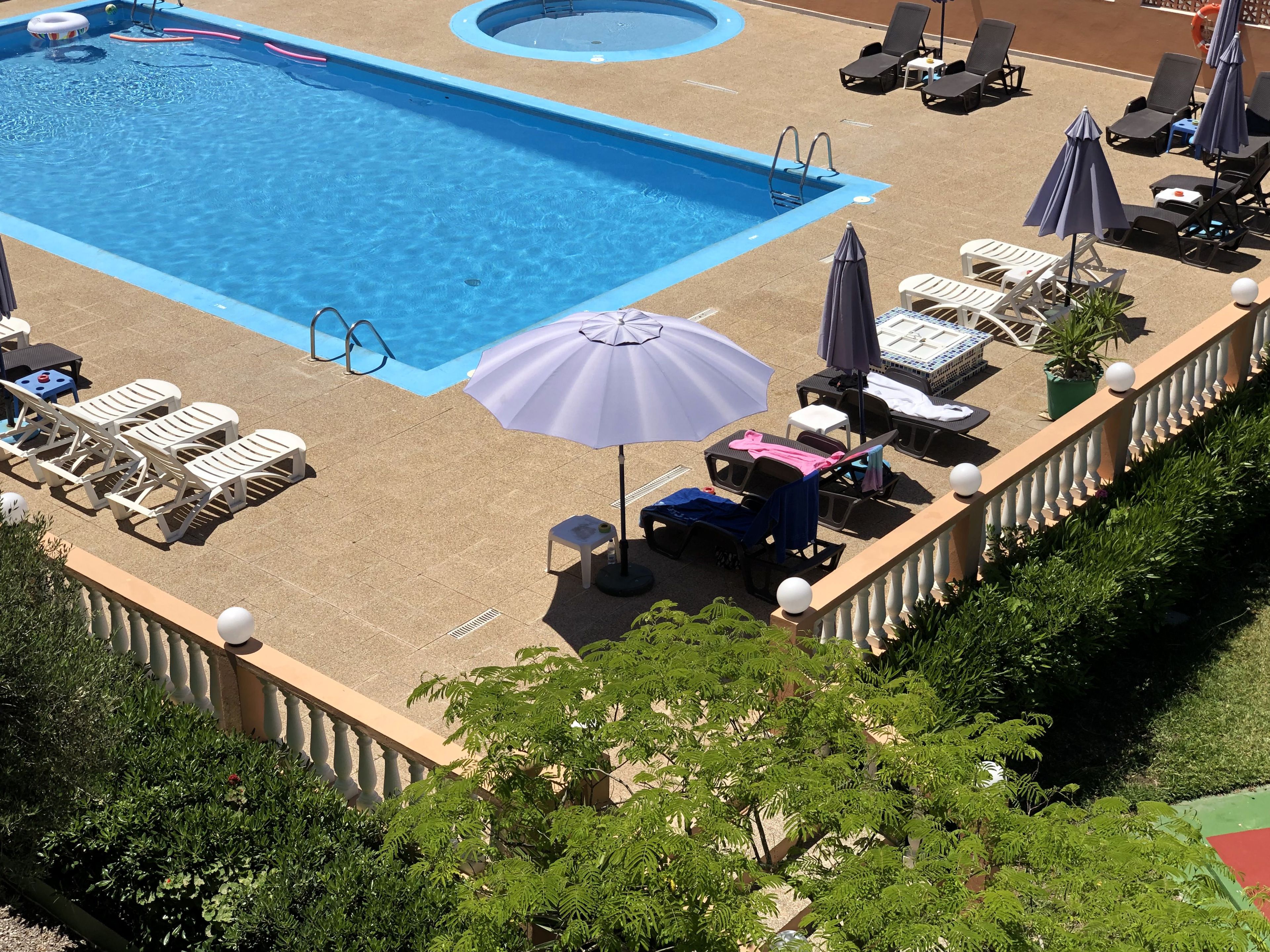 حمّام سباحة خارجي، مظلات على حمّام السباحة، مقاعد للتشمس