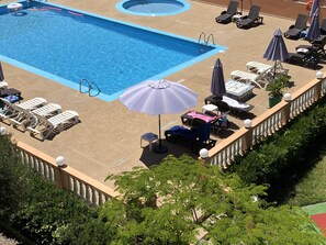 Outdoor pool, pool umbrellas, pool loungers - Aparthotel Flats Friends Tropicana (Sant Josep de sa Talaia)