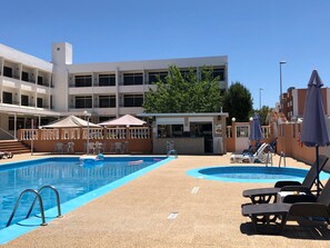Outdoor pool, pool umbrellas, sun loungers - Aparthotel Flats Friends Tropicana (Sant Josep de sa Talaia)