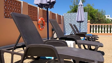 Piscine extérieure, parasols de plage, chaises longues