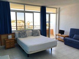 In-room safe, free WiFi, bed sheets