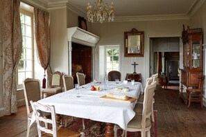Interior - Château de Perpezat (Apchat)
