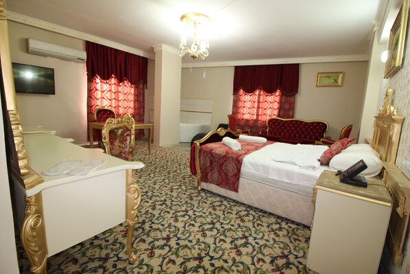 Royal Suite, 1 Double Bed | Minibar, in-room safe, free WiFi, bed sheets - Grand Altundag Hotel (Mersin)