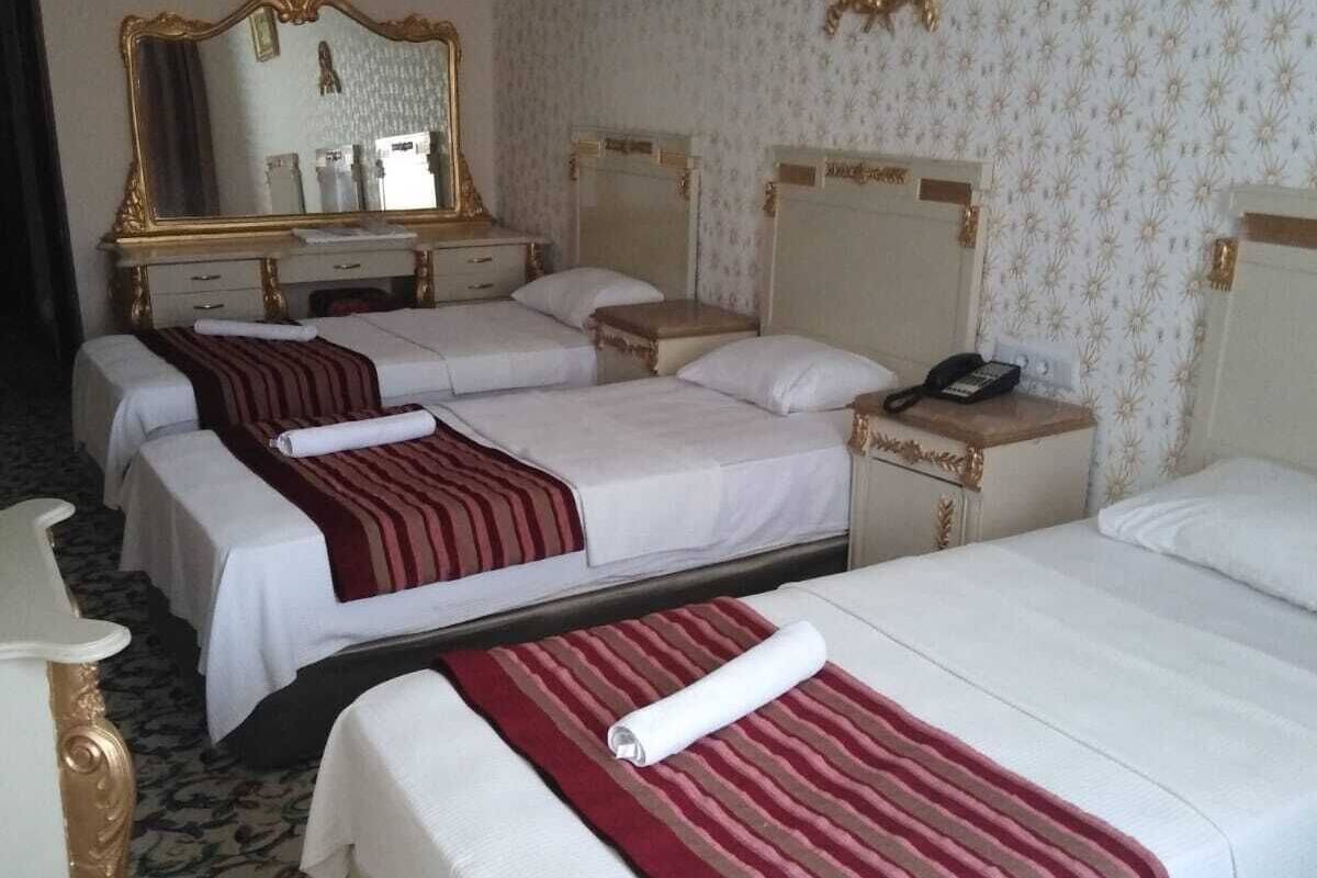 Minibar, in-room safe, WiFi (free), bed sheets