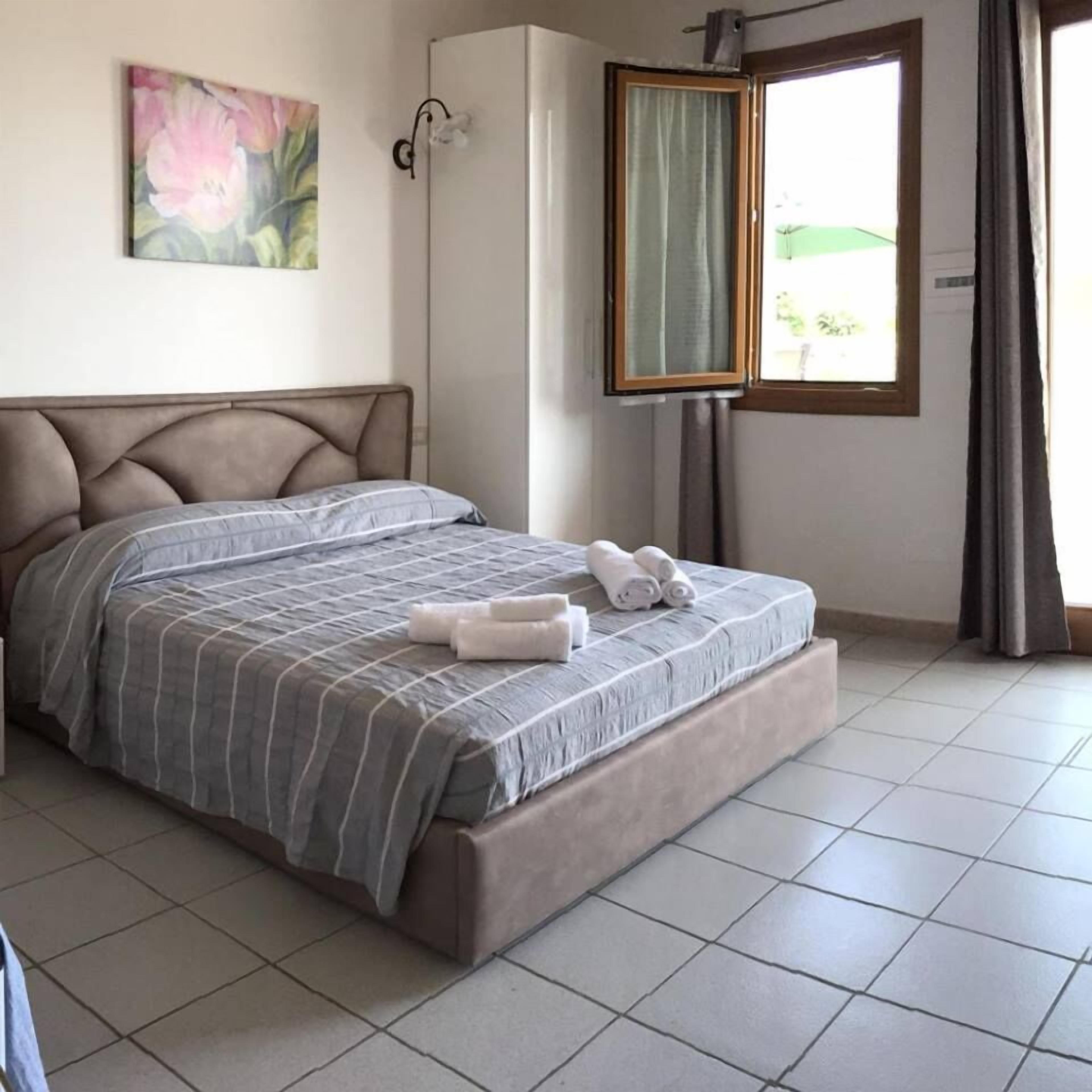 Camera vista Lago 2 | Camas con efecto memoria, decoración personalizada y muebles diferentes 