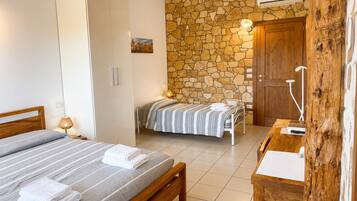 Camera vista Lago 1 | Camas con efecto memoria, escritorio y cortinas blackout