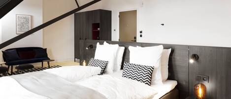 Sviitti | Minibaari (osa tuotteista ilmaisia), tallelokero huoneessa, työpöytä