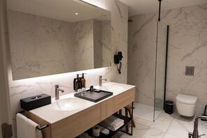 Quarto casal ou duplo superior | Banheiro | Produtos de toalete grátis, secador de cabelo, toalhas de banho 