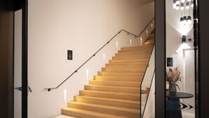 Eine moderne Treppe mit Holzboden und Glastrennwand.