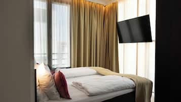 Suite | Een minibar met enkele gratis items, een kluis op de kamer, een bureau