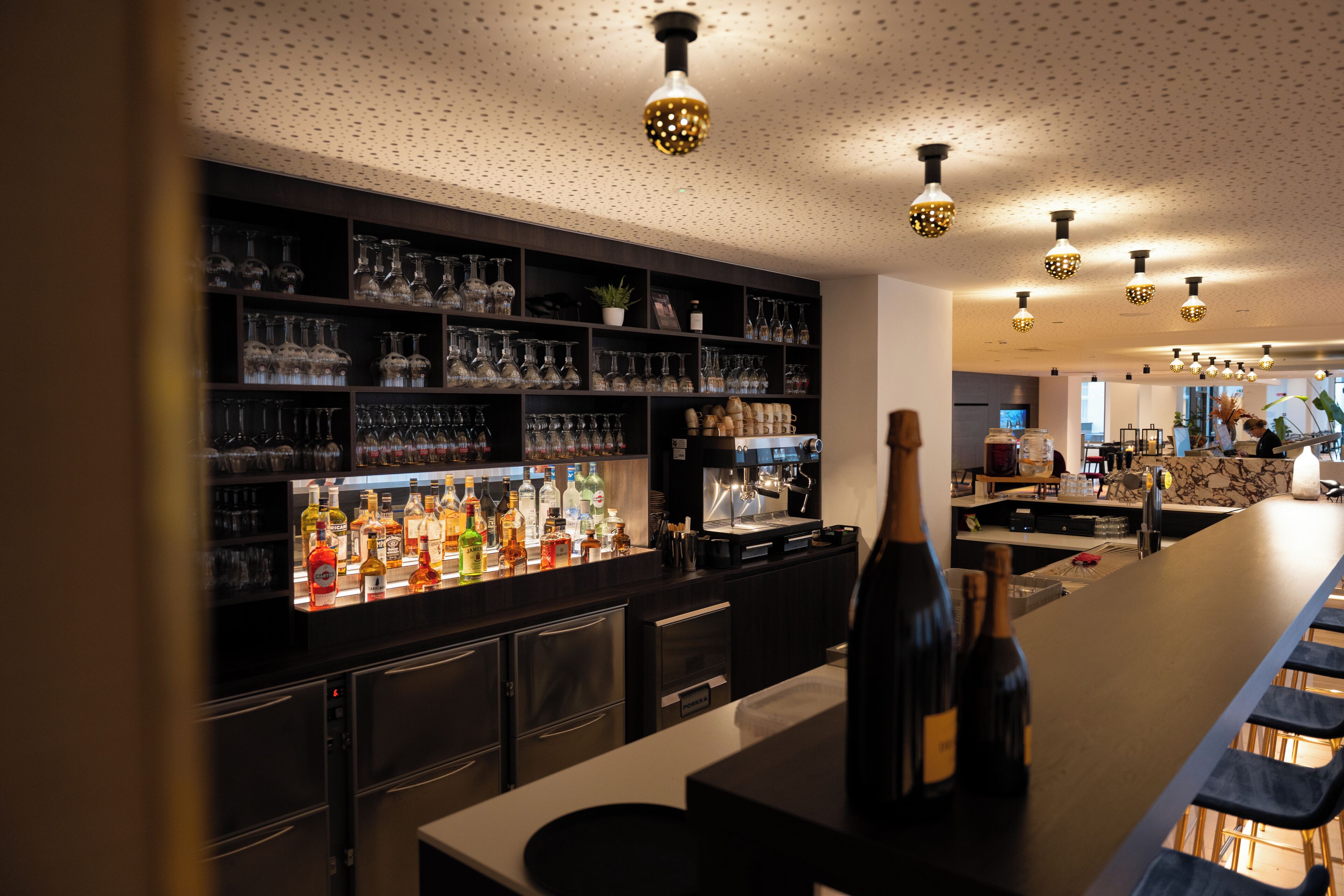 Bar (trong khuôn viên)