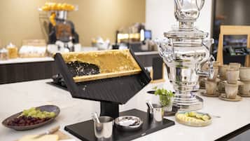 Desayuno buffet diario (EUR 25 por persona)