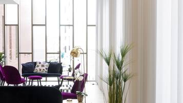 Coin salon dans le hall