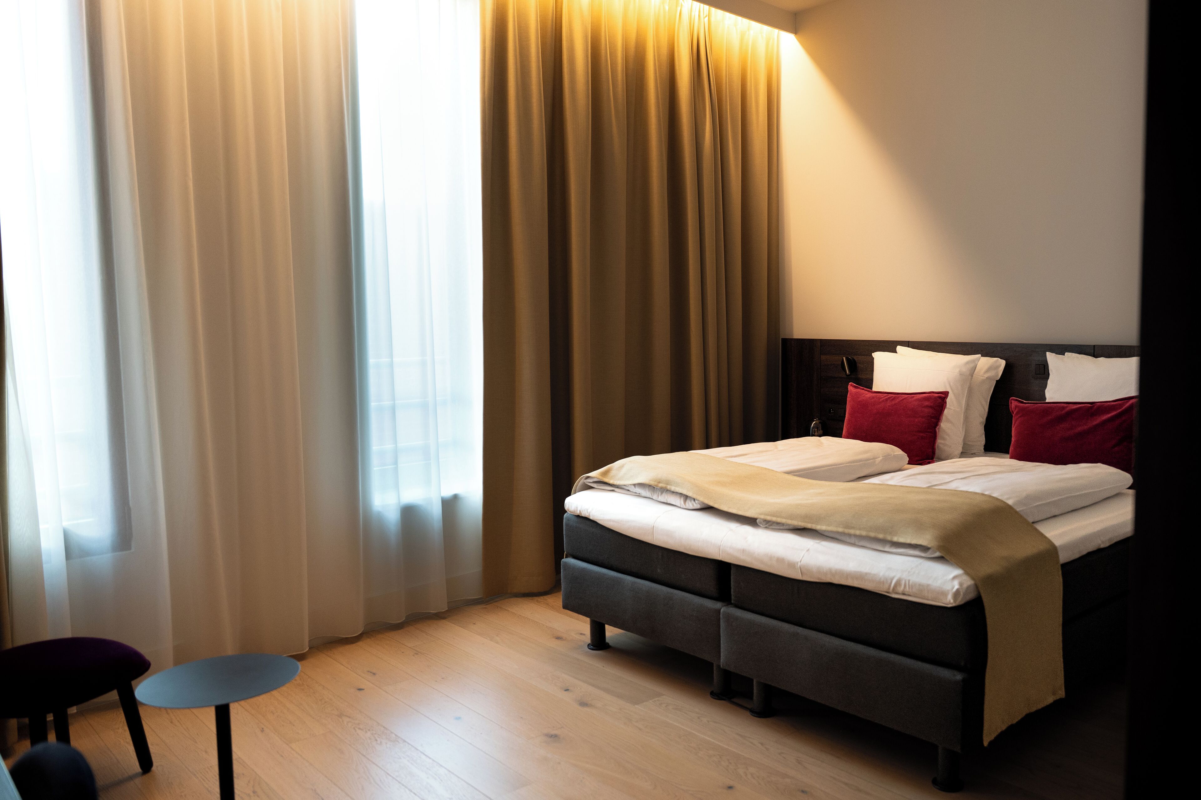 ห้องซูพีเรียดับเบิลหรือทวิน | มินิบาร์ฟรีบางอย่าง, ตู้นิรภัยในห้องพัก, โต๊ะทำงาน, ผ้าม่านกันแสง