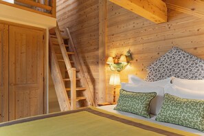 Exclusieve kamer | Luxe beddengoed, een kluis op de kamer, individueel gedecoreerd