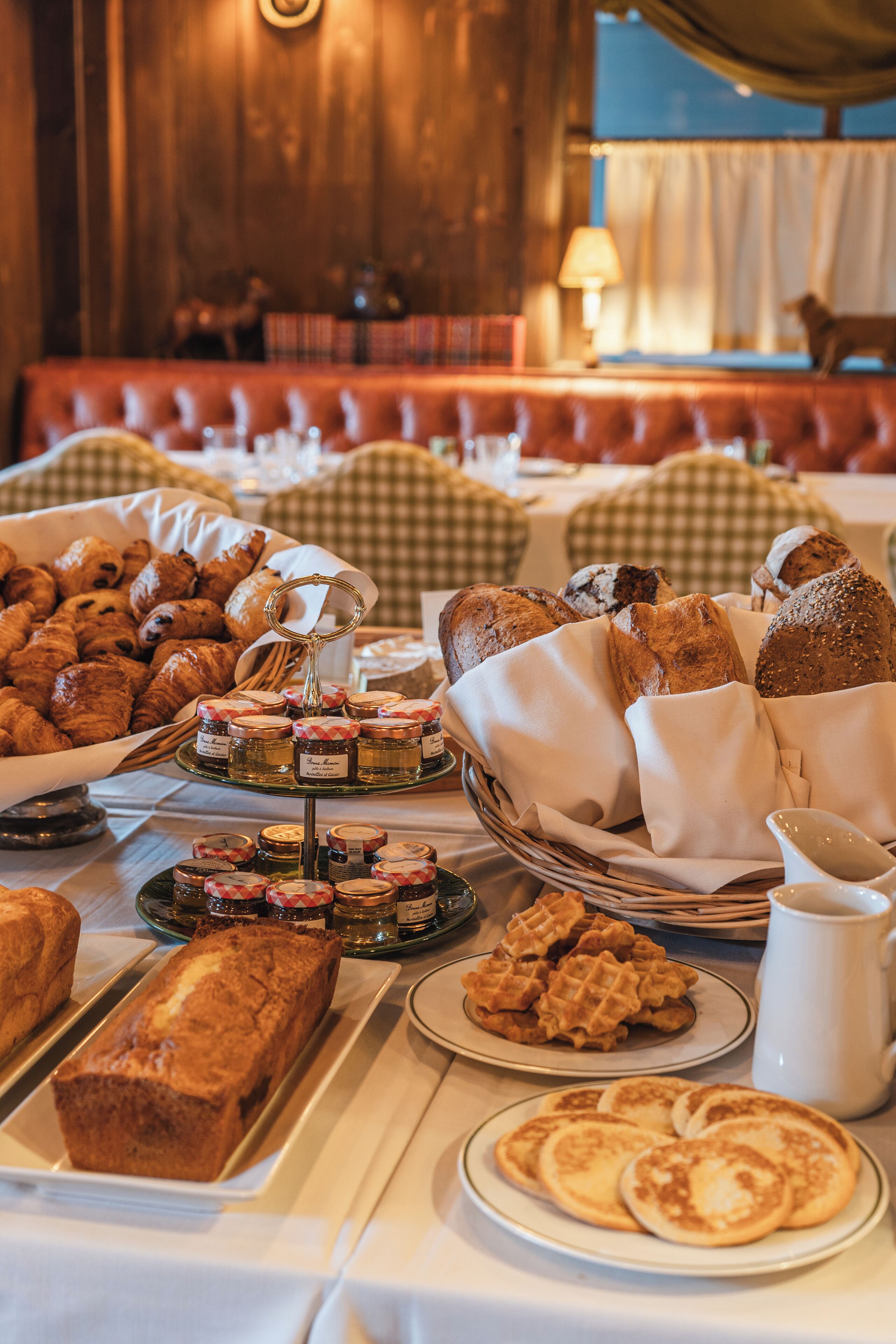 Daily continental breakfast (EUR 32 per person)