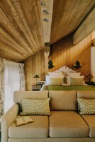 Suite | 高档床上用品、客房内保险箱、特色装修、特色家居