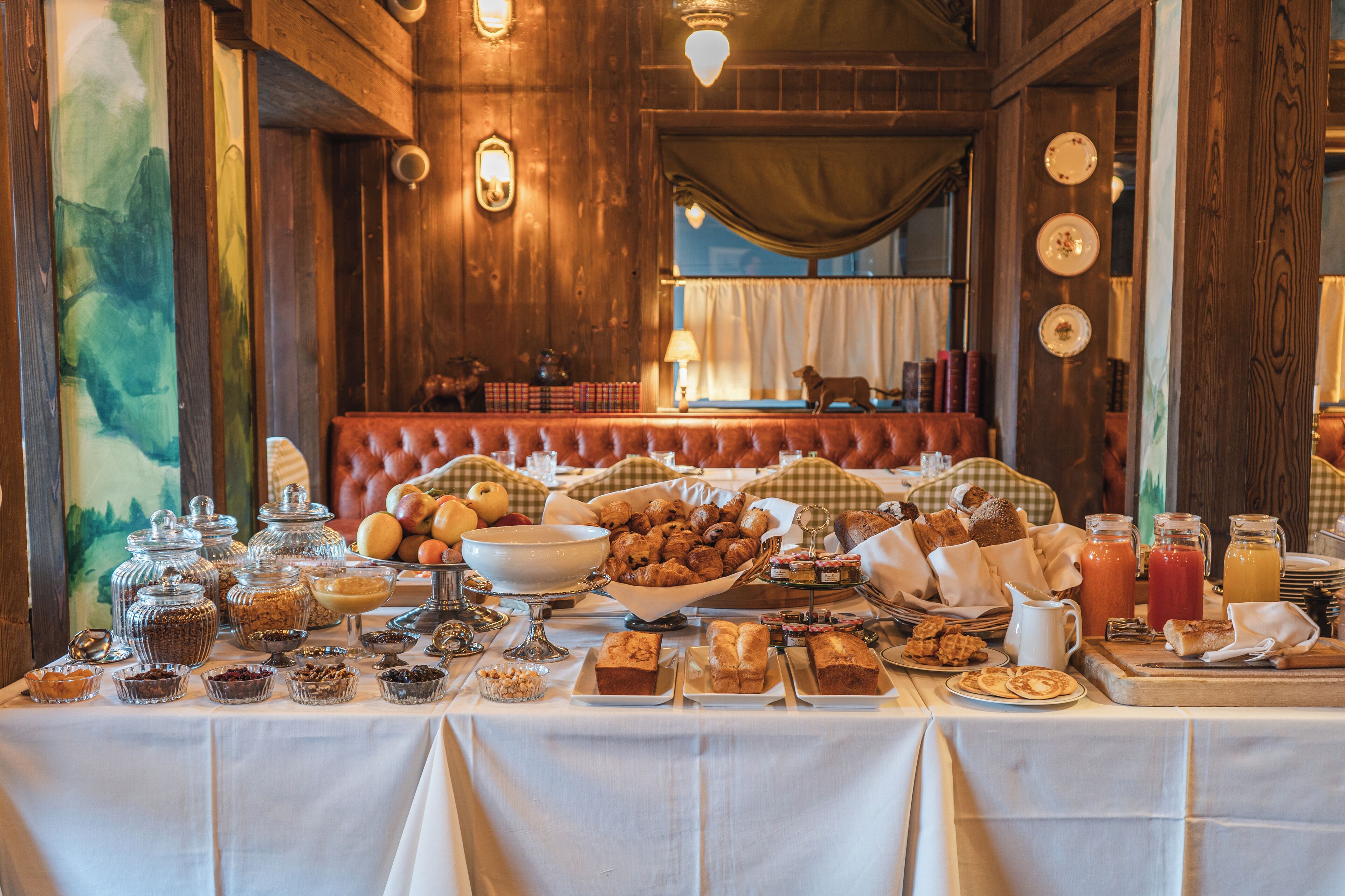 Daily continental breakfast (EUR 32 per person)