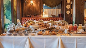 Un bufé de desayuno con diversos alimentos y bebidas.