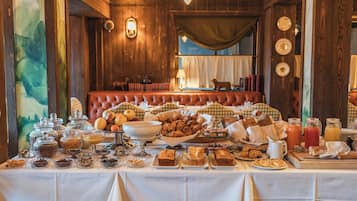 Daily continental breakfast (EUR 32 per person)