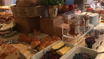 Déjeuner et dîner servis sur place