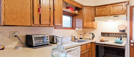 Cafetera i tetera i utensilis de cuina, vaixella i coberteria