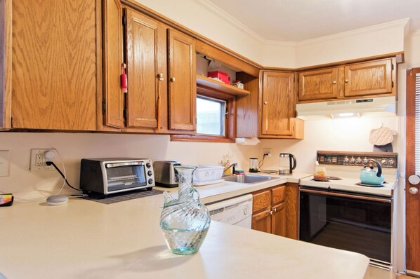 Coffee/tea maker, cookware/dishes/utensils, dining tables