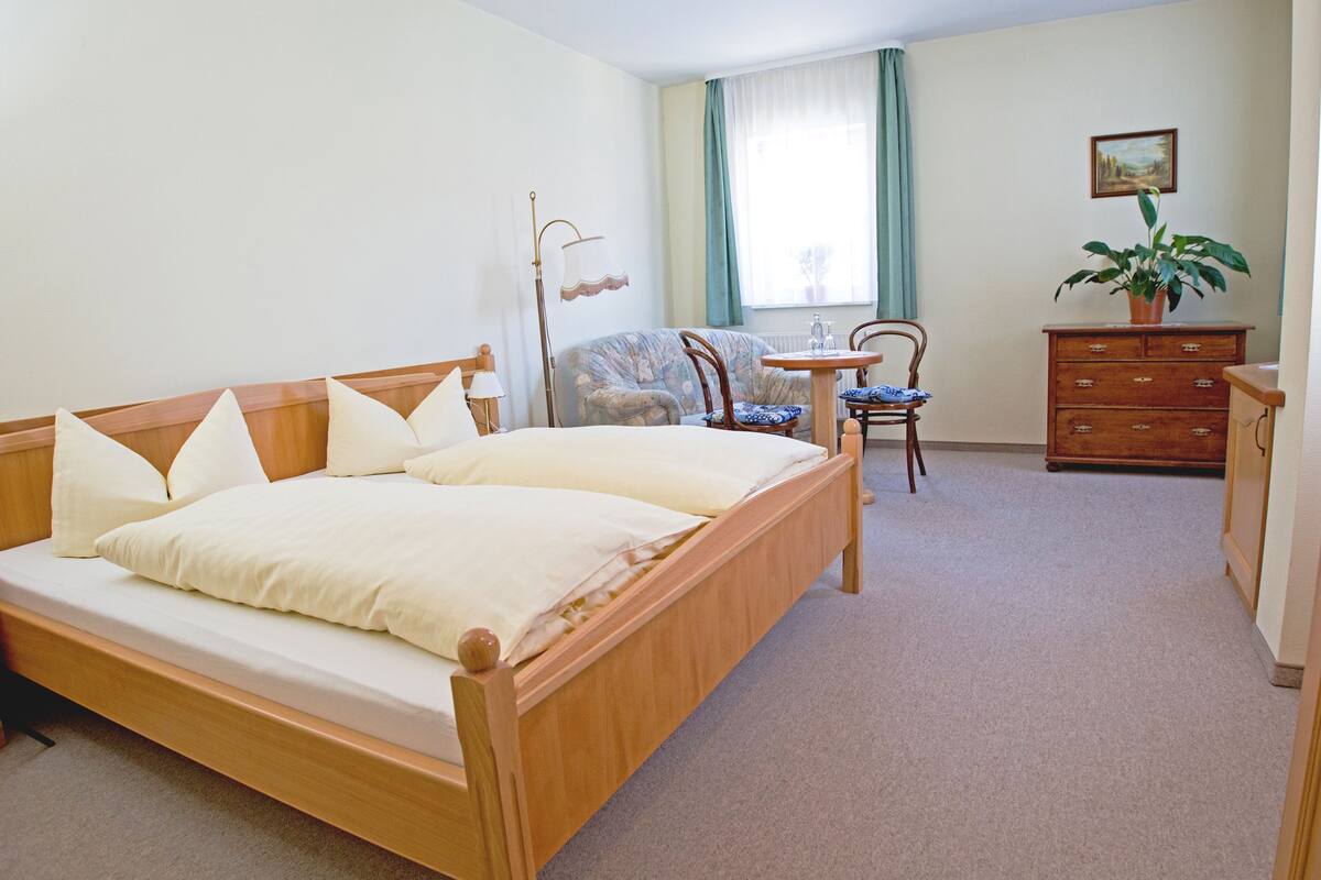 Habitación doble, 1 cama matrimonial | Edredón, cunas gratuitas, wifi gratis y ropa de cama