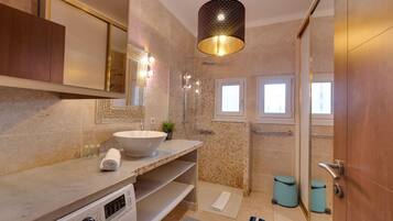 Shower, hair dryer, towels