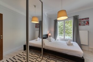 2 habitaciones, tabla de planchar con plancha, cuna de viaje y wifi 