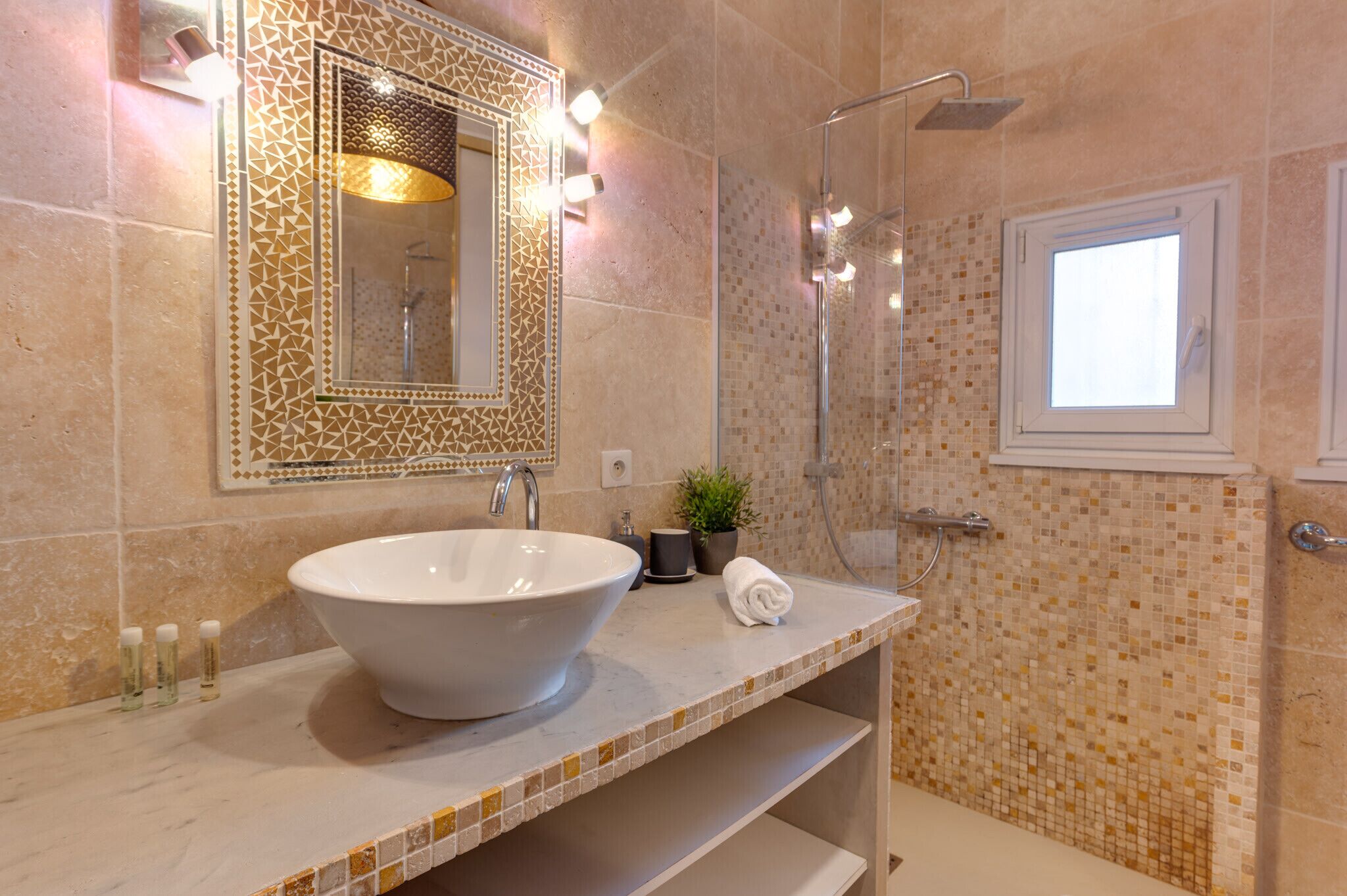 Shower, hair dryer, towels