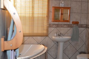 Ein Badezimmer mit Badewanne, Waschbecken und Toilette.