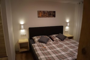Escritorio, espacio para trabajar con laptop y cortinas blackout