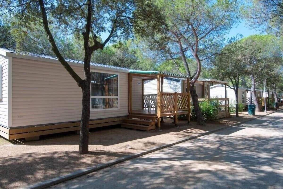 Mobile Home (4 adults + 2 children - A/C) | 2 bedrooms, blackout drapes, free cribs/infant beds, WiFi