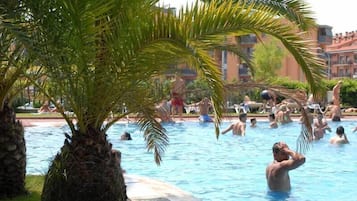 Alberca al aire libre por temporada y camastros