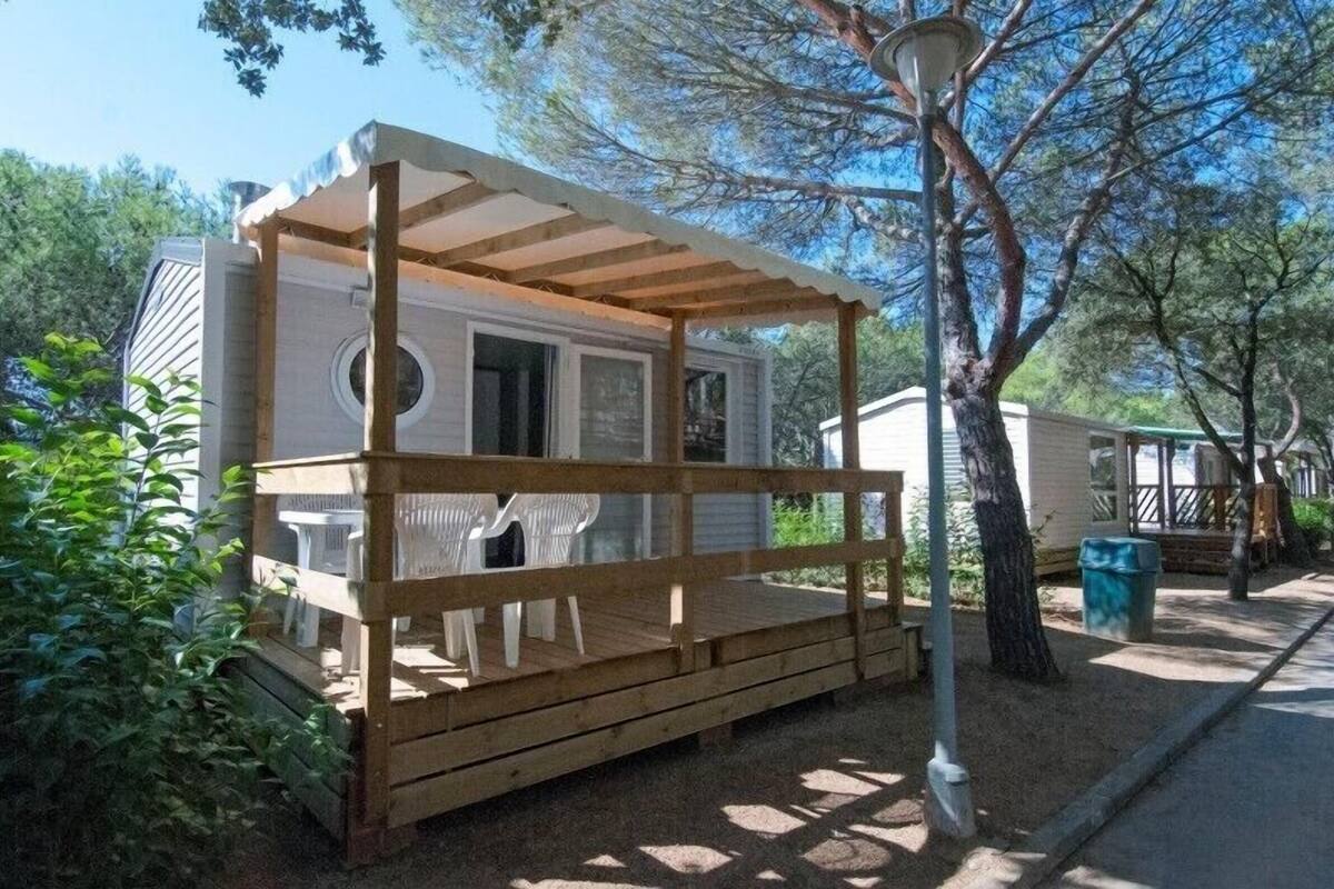 Mobile Home (2 adults + 2 children - A/C) | Blackout curtains, free cots/infant beds, WiFi