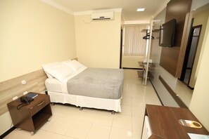 ميني بار ومكتب وستائر تعتيم وواي فاي مجانًا