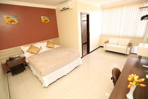 迷你吧、办公桌、遮光窗帘、免费 WiFi