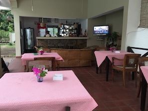 供应早餐、午餐和晚餐
