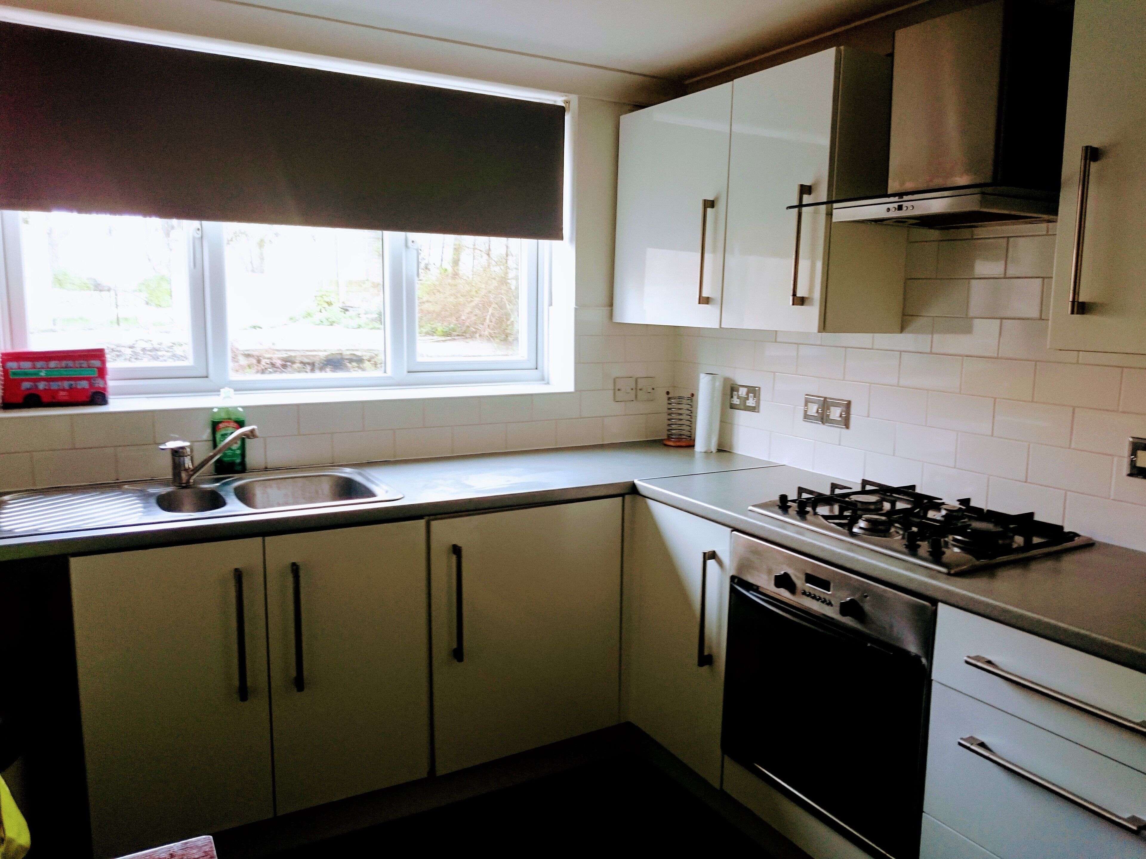 ثلاجة، فرن، موقد طهي مسطح، مناشف ورقية