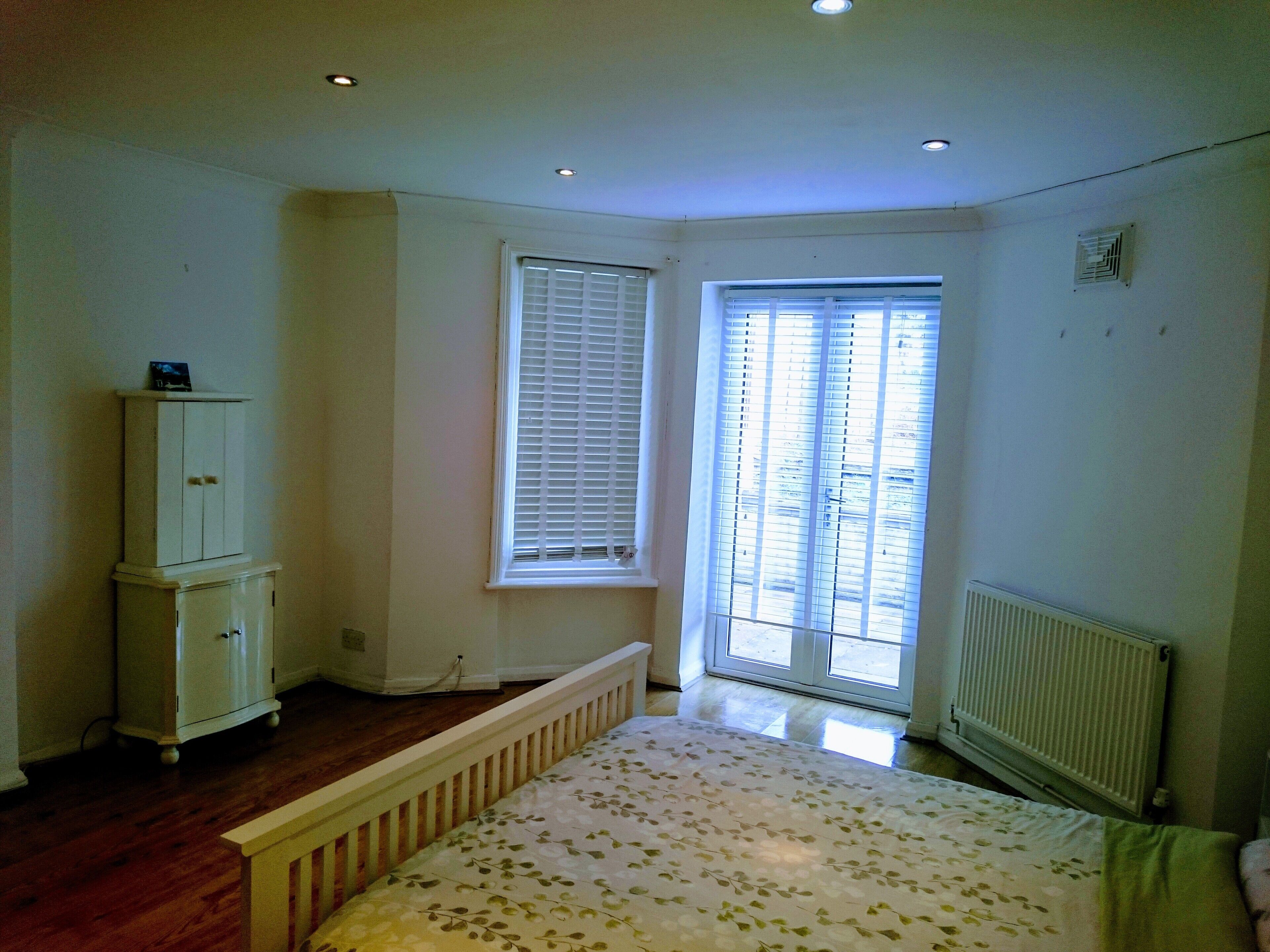 2 عدّة غرف نوم وواي فاي وملاءات أسرّة