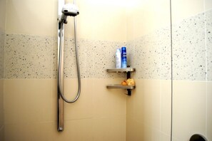 Dusche, Haartrockner, Bidet, Handtücher